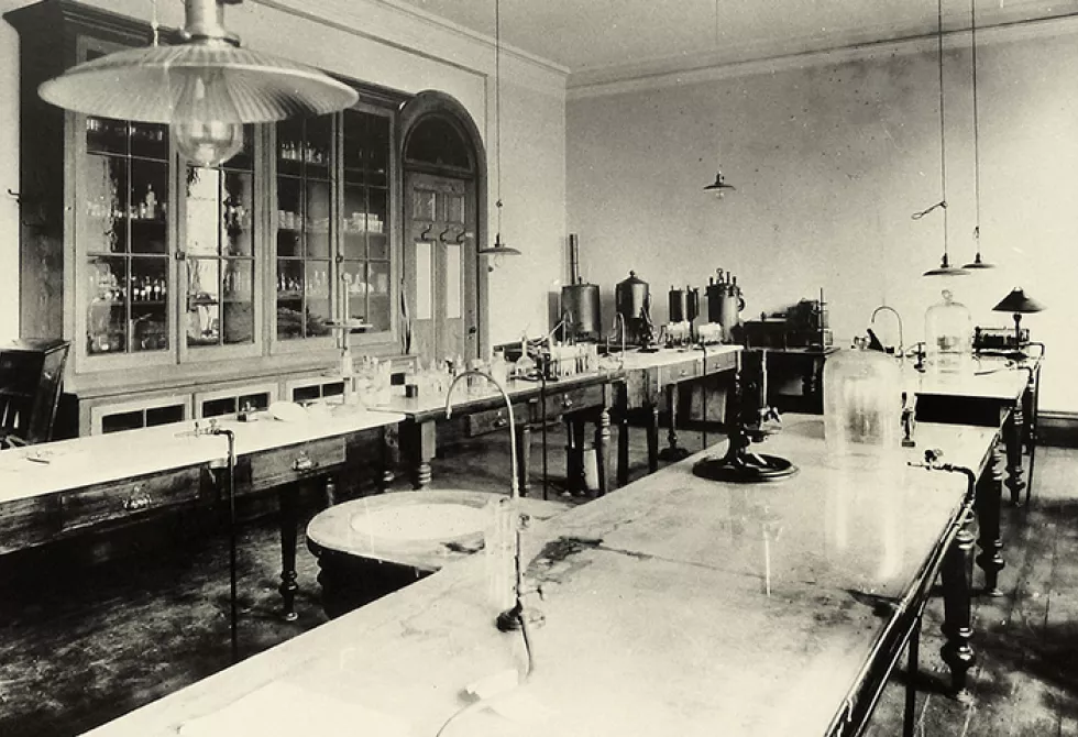 Image historique d&#039;un ancien laboratoire scientifique