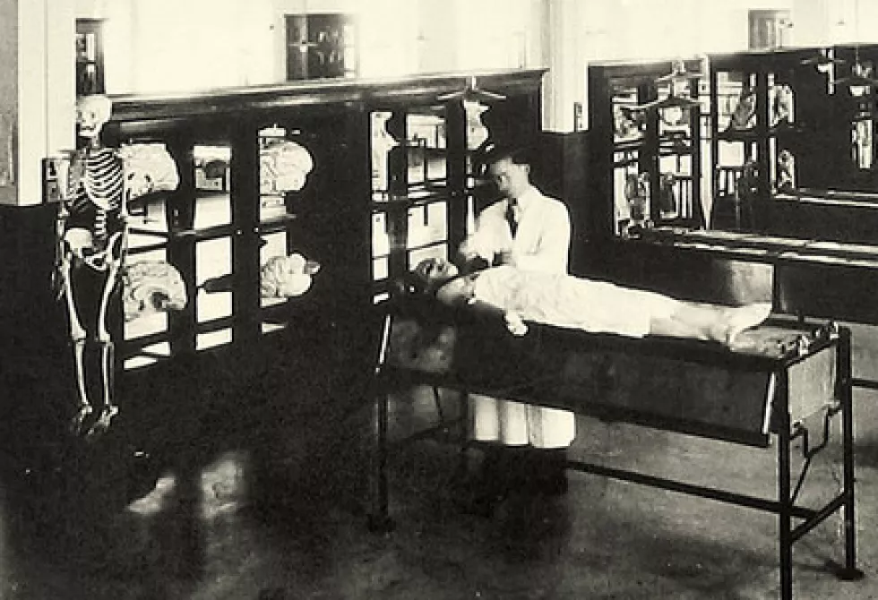 Salle de dissection, Faculté de médecine de l’Université Laval, 1930. 